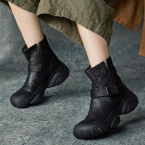Nouvelles Bottes Rétro Montantes pour Femme en Cuir de Vachette Fait Main, Bout Rond, Imperméables, Antidérapantes, avec Embout en Acier et Plateforme, Idéales pour la Randonnée - Collection Automne Hiver - Product Image 4