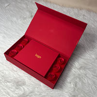 Luxe rode magnetische cadeaudoos met kunstmatige roos-inleg, aangepaste logo Valentijnsdag cadeauverpakking