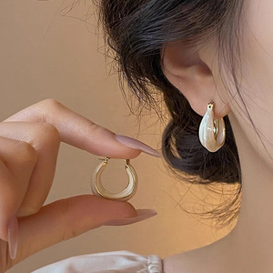 Orecchini a Cerchio Scintillanti in Smalto per Donne, Gioielli Eleganti per Uso Quotidiano - Product Image 2