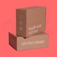 Boîte cadeau en carton ondulé blanc et rose écologique réutilisable en gros avec logo personnalisé imprimé pour l'expédition de vêtements et de cosmétiques