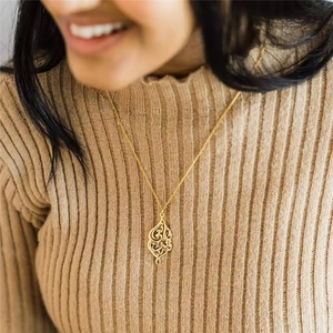 Collar con Caligrafía <span class=keywords><strong>Árabe</strong></span> <span class=keywords><strong>del</strong></span> Verso <span class=keywords><strong>del</strong></span> <span class=keywords><strong>Corán</strong></span> 'INDEED I AM' <span class=keywords><strong>en</strong></span> Relieve, Regalo de Eid para Ella, Colgante Islámico - Product Image 3