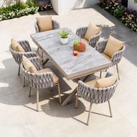 Ensemble table et chaises d'extérieur pour patios et terrasses - Mobilier d'extérieur en rotin tressé avec structure en aluminium, style nordique minimaliste, pour une détente décontractée