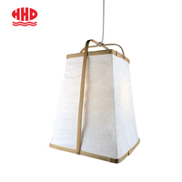 Lampe suspendue artisanale Wabi Sabi en bambou avec abat-jour en papier de riz froissé, écologique, moderne et minimaliste