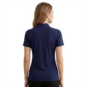 Polo d'été pour femme à col montant semi-zippé bleu marine, manches courtes, fermeture éclair métallique semi-ouverte, rayures fines contrastantes, coupe raglan - Product Image 5