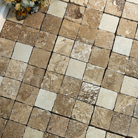 Carreaux de sol en mosaïque de travertin beige pour cafés, cours et jardins.