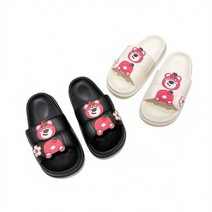 Chaussons de dessin animé pour hommes, noir et blanc, semelle extérieure en EVA antidérapante, été, bout ouvert, dessus en plastique avec logo autocollant. - Product Image 1