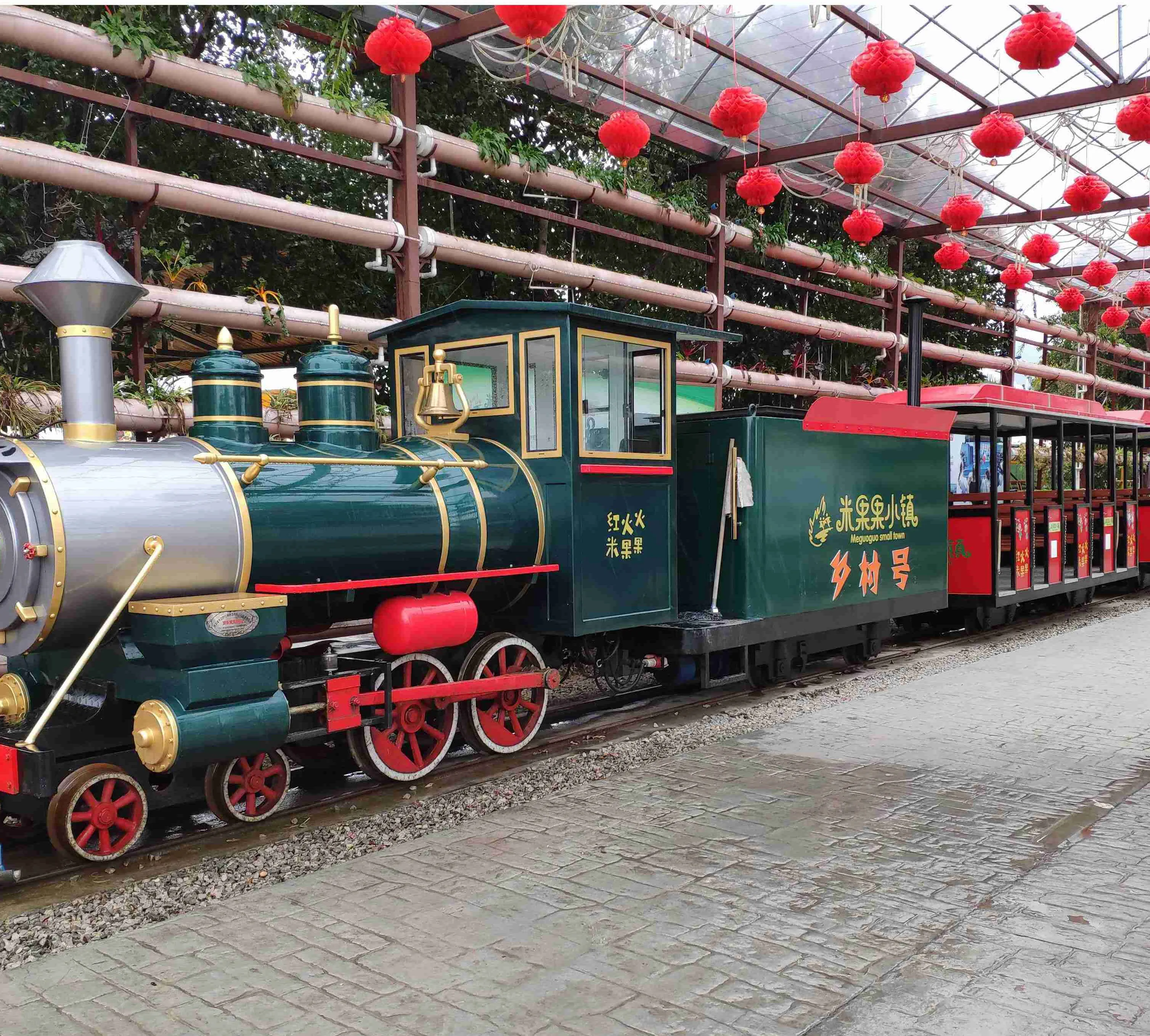 Set ferroviario di produzione tecnologica per bambini viaggiano gratuitamente sui binari del treno