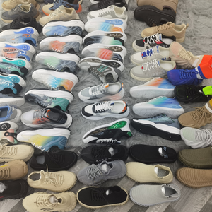 Vente en gros de liquidation, chaussures de sport de haute qualité, chaussures de <span class=keywords><strong>basket</strong></span>-ball pour hommes et femmes, lot mixte, livraison aléatoire - Product Image 1