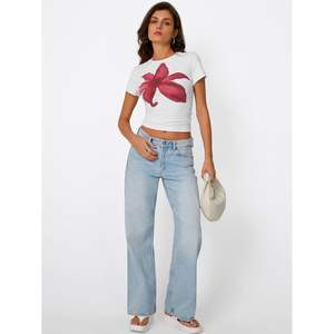 Tops cortos personalizados de primavera y verano 2025 para mujer, camisetas informales bonitas básicas, camisetas cortas de manga corta con gráfico 3D de La Reina, camisetas de moda - Product Image 4