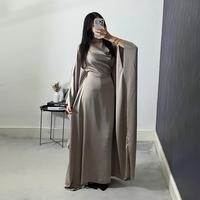 Abaya moderne en satin sur mesure avec détail châle et manches cape, robe musulmane formelle modeste, longue robe islamique pour femmes, prix d'usine