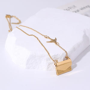 Collana con Ciondolo a Forma di Lettera e Charm a Forma di Rondine in Oro 18k, Prodotta in Cina - Product Image 1