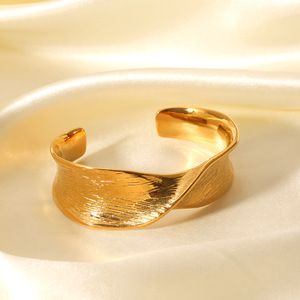 Bracciale in Acciaio Inossidabile di Alta Qualità Stile Ins, Placcato Oro 18K, Bracciale Apribile in Acciaio al Titanio per Donne - Product Image 4