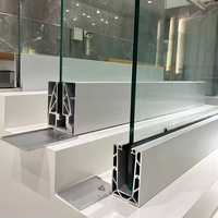 Fourniture de balustrades en verre pour projets : Garde-corps en verre monté sur balcon avec base en U, main courante en verre en aluminium, clôture en verre pour terrasse