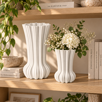 Vase en céramique imprimé en 3D avec des rainures sculpturales et un bord ondulé