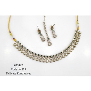 Conjunto de Collar Kundan con Acabado Mehendi 07447 con Pendientes a Juego para Mujer, Joyería Festiva para Bodas y Fiestas - Product Image 2