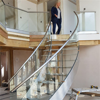 Escalier courbé sur mesure en bois, design minimaliste moderne pour l'intérieur de la maison