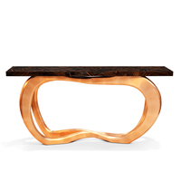 Table console de luxe exclusive pour salon ou couloir, avec dessus en mosaïque géométrique et base en feuille de cuivre, finition haute brillance