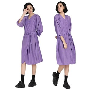 <span class=keywords><strong>Bata</strong></span> de salón impermeable de poliéster <span class=keywords><strong>para</strong></span> corte de <span class=keywords><strong>pelo</strong></span> con logotipo personalizado, <span class=keywords><strong>bata</strong></span> con cierre a presión, batas y batas de salón de uso diario Unisex - Product Image 4