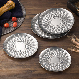 Assiette de présentation haut de gamme à motif floral doré festonné pour mariage, dîner et fête, compatible lave-vaisselle - Product Image 4