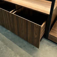 Étagère de présentation haut de gamme en métal noir pour magasin de vêtements pour hommes, mobilier de magasin sur mesure, présentoir personnalisé pour vêtements pour hommes