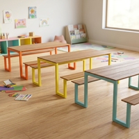 Table de pique-nique d'extérieur utilisée comme table d'art et table colorée pour la formation en maternelle et en école primaire, sûre et écologique