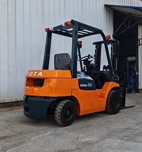 Chariot élévateur Toyota d'occasion de 3 tonnes, poids 4500 kg, 700 heures de fonctionnement, inspection vidéo et rapport inclus, à vendre - Product Image 4