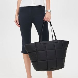 Grand sac fourre-tout noir en nylon imperméable pour femme, personnalisé, avec plusieurs poches, matelassé, poignée mate, fermeture éclair, idéal pour tous les voyages - Product Image 5