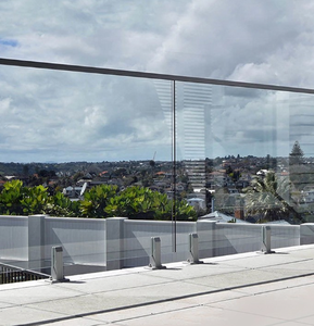 Balustrade de balcon en <span class=keywords><strong>verre</strong></span> sans cadre ST City View | Rail en <span class=keywords><strong>verre</strong></span> trempé transparent avec rail supérieur en aluminium pour terrasses urbaines - Product Image 1