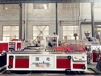 Machine de fabrication de panneaux muraux SPC/PVC/WPC, ligne de production de plinthes, de lambris de plafond, de cadres de portes, de profilés de fenêtres, machine à fabriquer des plaques de marbre