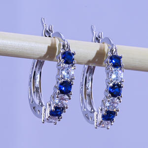 Clásicos Pendientes de Aro de Plata 925 con Zafiro Azul y Diamantes de Corte Brillante Redondo Engastados en Garra para Mujer, Uso Diario - Product Image 3