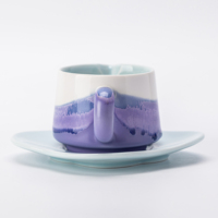 Ensemble tasse et soucoupe à café en porcelaine color block avec cuillère dorée, motif vague texturé, design personnalisable et écologique