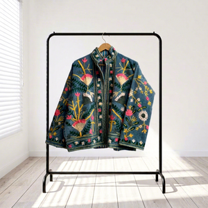 Veste en velours brodée à la main avec des motifs floraux, col mandarin, style bohème, doublure en coton Suzani pour femmes - Product Image 1