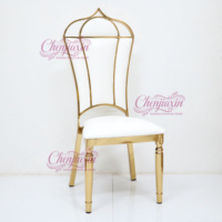 Chaise de mariage empilable moderne à dossier haut en métal blanc, avec couronne dorée de luxe personnalisée, pour banquets et événements hôteliers - Vente en gros