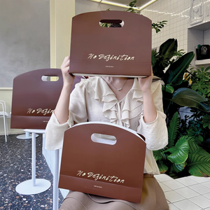 Bolsa de papel de regalo impresa de lujo Diseño troquelado personalizado Bolsas de papel de compras al por menor con su propio logotipo - Product Image 4