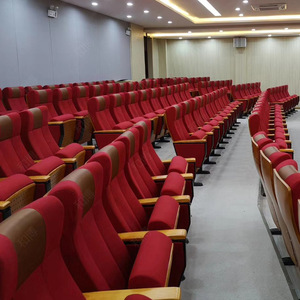 Chaises de théâtre à niveaux Manwa Expo en hêtre rouge HB666 avec accoudoirs pour hôpitaux, écoles et salles de conférence - Product Image 1