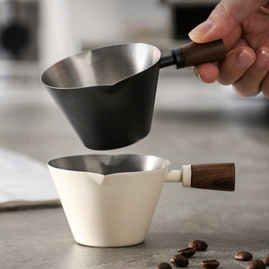 Taza medidora de acero inoxidable de 3.4oz con boquilla en forma de V y mango de madera para café expreso, latte y accesorios de barista - Product Image 5