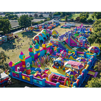 Structure gonflable commerciale avec parcours d'obstacles, toboggan et jeux interactifs pour les activités de parc d'attractions en plein air