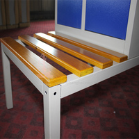 Casier en métal peu encombrant avec 6 portes et banquettes