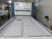 Presse automatique à membrane sous vide CNC MKW pour la fabrication de portes d'armoires en thermofoil, moteur de pompe 30KW, garantie 24 mois