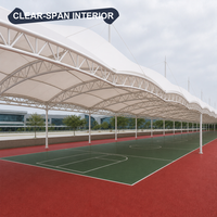 Abri sportif polyvalent à plusieurs travées, à structure en treillis à mât ondulé, imperméable, résistant aux UV, à portée libre, sur mesure
