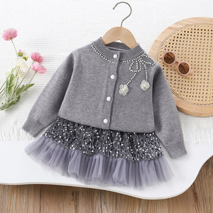 Nuovo set coreano di design rosso e grigio, gonna corta elegante con paillettes e cardigan per ragazza - Product Image 2