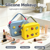 Pochette cosmétique miniature personnalisée, étanche, portable, en silicone, avec breloques décoratives personnalisées, sac de rangement pour articles de toilette de voyage