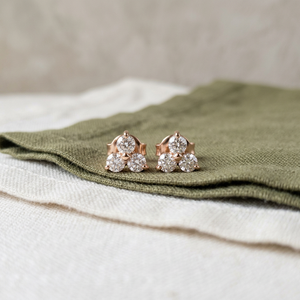 Pendientes de Diamantes Naturales con Corte Brillante Redondo en Forma de Cruz - Product Image 1