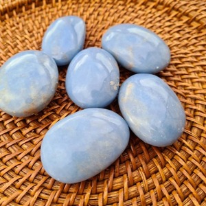 Piedra de Palma Azul Ángel Natural Pulida CrystaHola al por Mayor, Piedra Ovalada Ecológica de Alta Calidad para Artesanía y Alivio del Estrés - Product Image 4