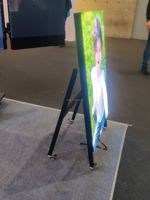 Pantalla LED para póster con tecnología GOB de grado profesional P1.5 KT, ultradelgada para un fácil transporte, lista para usar una vez encendida.