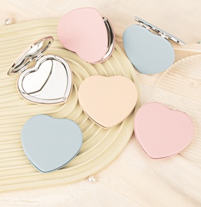 กระจกแต่งหน้าพกพาขนาดเล็ก รูปหัวใจ สีชมพู ทำจากหนัง PU กรอบโลหะสีเงินโครเมียม กระจกสองด้านแบบ HD - Product Image 3