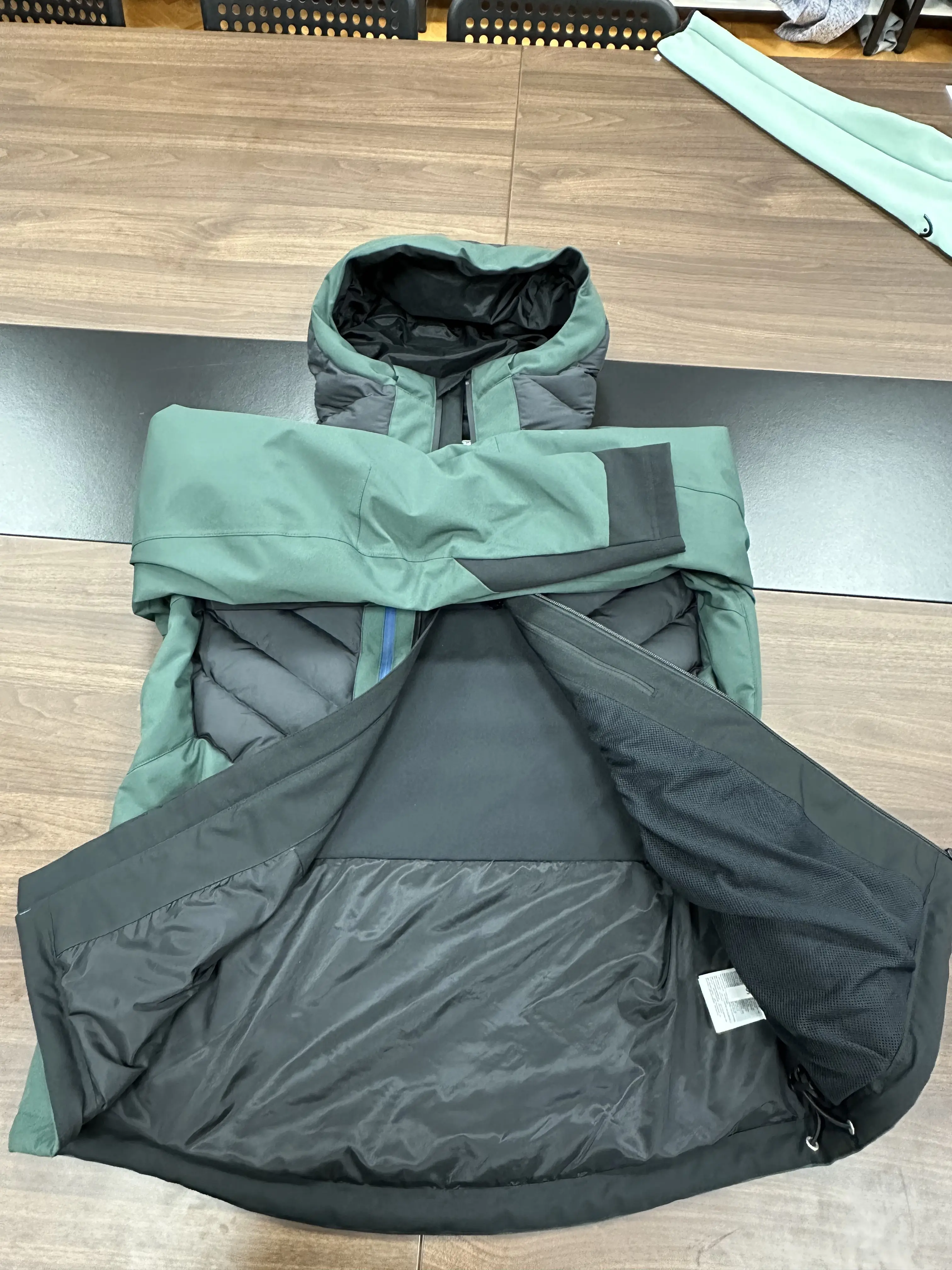 남성용 롱 퀼트 재킷 남성 스탠드 칼라 및 지퍼 클로저가있는 겨울 자켓 맞춤형 OEM 서비스 가능