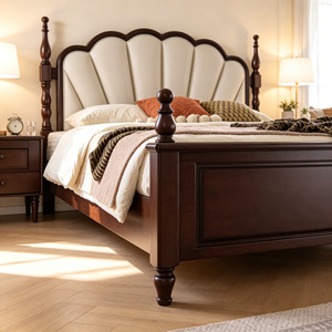 Base de Cama Tapizada Tradicional Tamaño Queen con Cabecera de Tela y Postes de Madera - Product Image 6