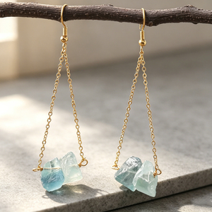 Boucles d'oreilles en aquamarine brute 10-15mm, cristal naturel brut, pendentif chaîne en alliage plaqué or, vente en gros personnalisable - Product Image 1