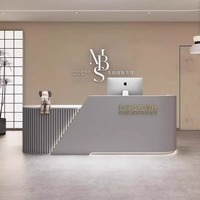 Bureau de Réception d'Hôtel ou de Salon de Beauté Haut de Gamme avec Logo Personnalisé, Design Moderne